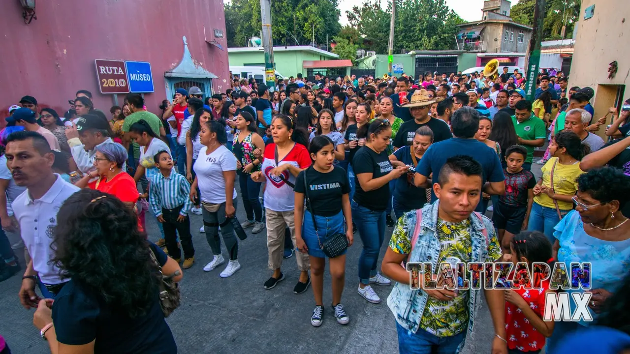 La comparsa llegando al cuartel en Tlaltizapán Morelos.