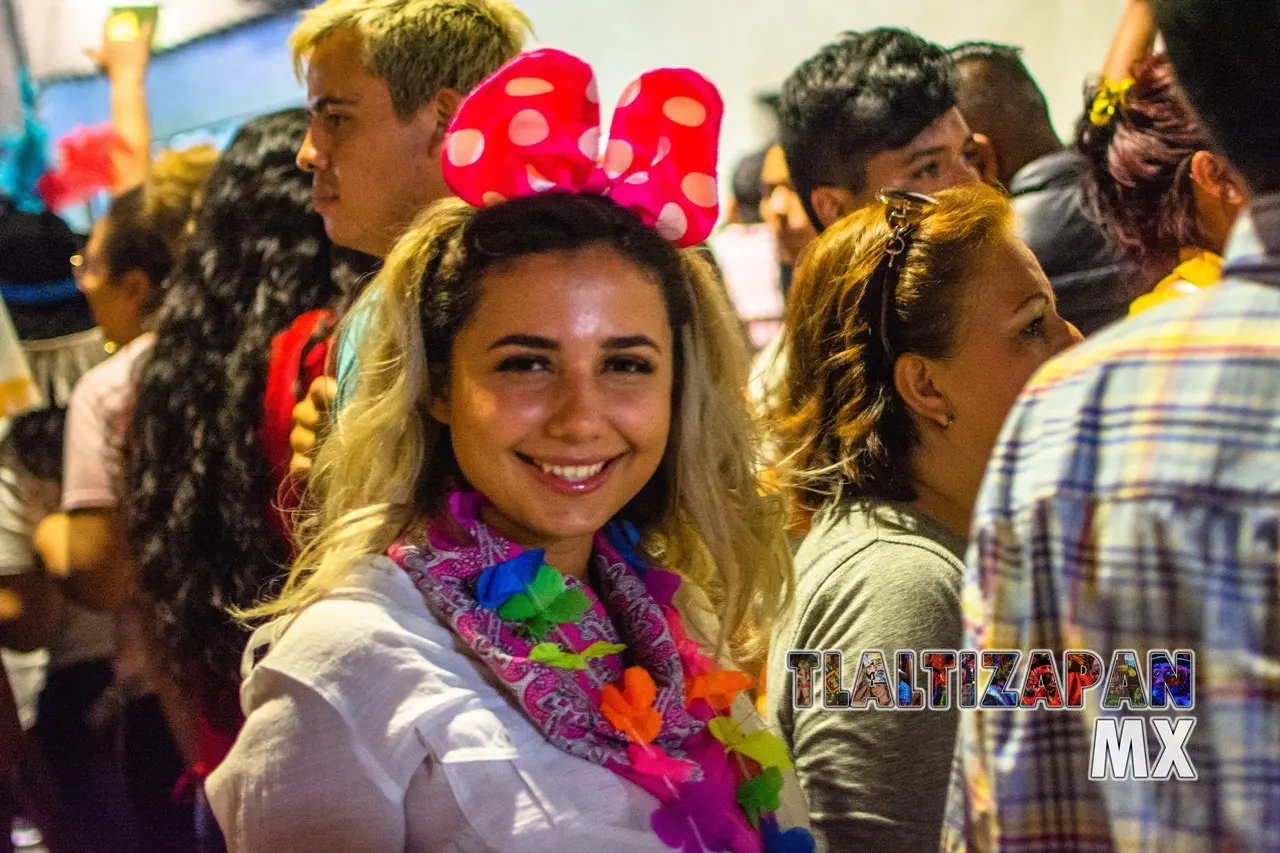 La chica posa con una linda sonrisa para la foto