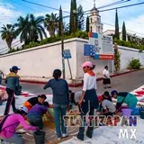 Jóvenes voluntarios elaborando los tapetes de aserrín en Tlaltizapán