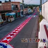 Calle Vicente Guerrero del centro de Tlaltizapán adornado con tapes de acerrín