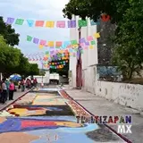 Tapetes dentro de la parroquia San Miguel Arcángel.