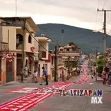 En Tlaltizapán sobre la calle Vicente Guerrero los tapetes adornando la calle.