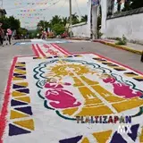 Tapete imagen Santísimo Sacramento en las afueras de la iglesia.