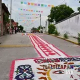 Subiendo por la calle de la iglesia.