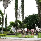 Reuniéndose en la entrada de la Iglesia.