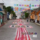 Rumbo a la iglesia por la calle Leona Vicario.