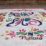 Tapete de varias figuras asemejan una mariposa.