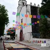 Grandes figuras en los tapetes dentro de la iglesia