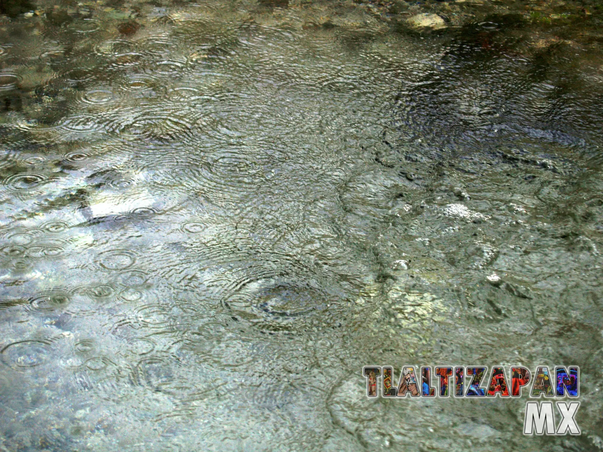 La lluvia cae sobre el apancle de los ricos