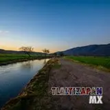 Amanecer en el canal y el cerro Santa María de Tlaltizapán, Morelos, México