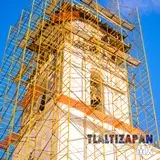 El campanario de la iglesia de San Miguel Arcángel mantiene la estructura puesta para reparación.