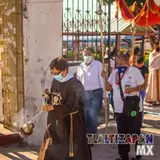 Procesión saliendo de la iglesia