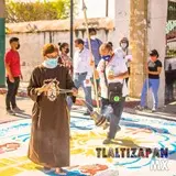 El humo abriendo caminos de solemnidad como apertura de la procesión al salir de la iglesia de Tlaltizapán.