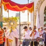 Procesión sobre la calle Leona Vicario en el municipio de Tlaltizapan