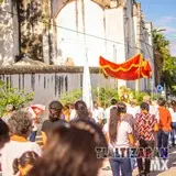 Procesión sobre la calle Leona Vicario en el municipio de Tlaltizapan.