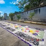 En la calle Leona Vicario coloridos tapetes adornan el piso.