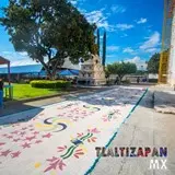 En la parroquia a San Miguel Arcángel y los hermosos tapetes con que adornan