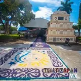 Tapete Figura sol y luna a la entrada de la iglesia San Miguel Arcangel