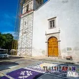Tapetes en el interior de 'la iglesia' en Tlaltizapán.