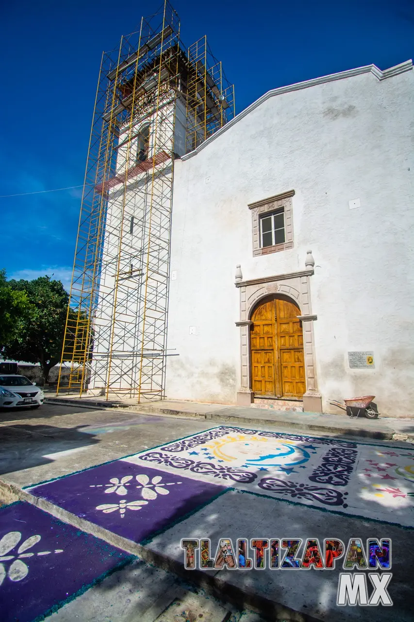 Tapetes en el interior de 'la iglesia' en Tlaltizapán.