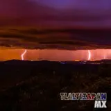 Tormenta eléctrica al anochecer vista desde el cerro Santa María