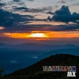 El sol del amanecer en la alto del cerro Santa María.