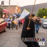 El Zorro Escarlata carnavalero con bandera.