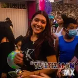 Chica risueña disfrutando del Carnaval de Alejandra 2022