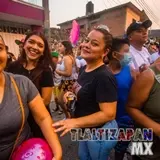 Chicas disfrutando del carnaval de la Col. Alejandra con toda la actitud
