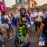 Chinelo con luces en sombrero.