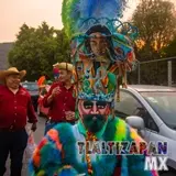 Impresionante sombrero y mascara detallada