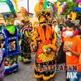 Coloridos chinelos durante en carnaval Alejandra.