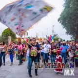 Ondeando la bandera, la comparsa avanzando.