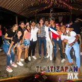 Grupo de amigos disfrutando de un buen carnaval ya casi al terminar la noche sigues  pasándola muy bien