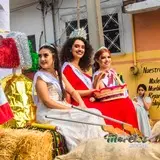 Reyna de las fiestas patrias y Auto decorado con algunas referencias al día del grito de independencia de México durante el desfile en Tlaltizapán.