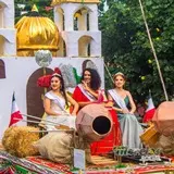 Reina y princesas de las fiestas patrias en Tlaltizapán durante el desfile.