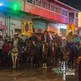 Reuniéndose para el recorrido de la cabalgata nocturna.