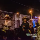 Cabalgata avanza sobre calle Hidalgo Sur en Tlaltizapán.