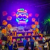 Ofrenda en el teatro del pueblo.