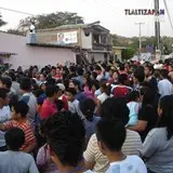 Cada vez más gente llena las calles de Tlaltizapán en el carnaval 2006