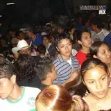 Cae la noche y la gente sigue con toda la actitud carnavalera