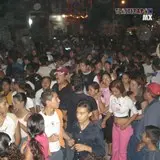 Cae la noche y la gente sigue con toda la actitud carnavalera