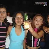 Amigas brindando por un día lleno de alegría