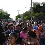 La gente se empieza a reunir en las calles para quemar el mal humor