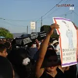Las personas  llevan pancartas ,disfrutando del comienzo de carnaval 2006