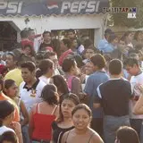 Gente alegre disfrutando carnaval