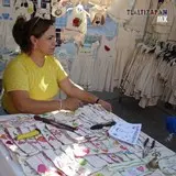 Personas vendiendo sus artesanías