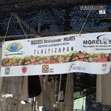 Puesto de vestidos bordados a mano