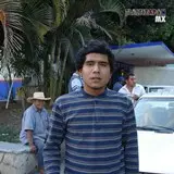 Un amigo esperando que llegue la banda de viento en el centro, carnaval 2006