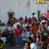La gente se va incorporado por las calles para brincar la danza del chinelo